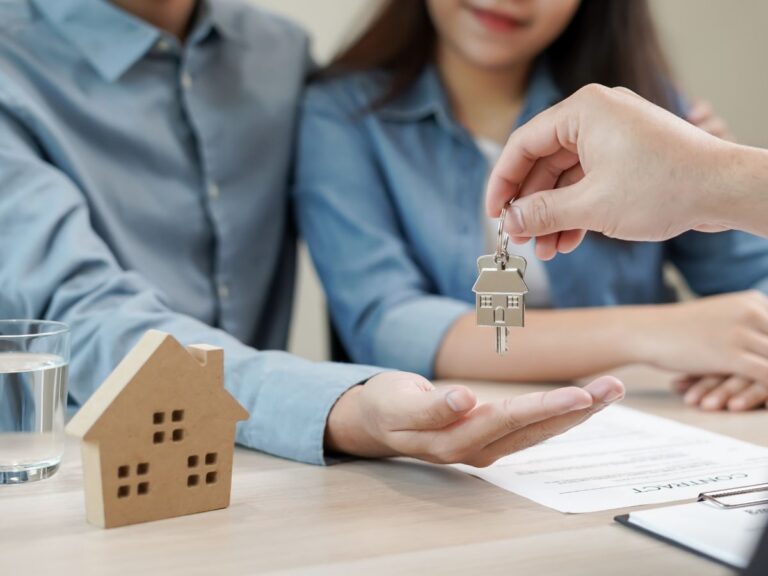 Residential lease and house keys